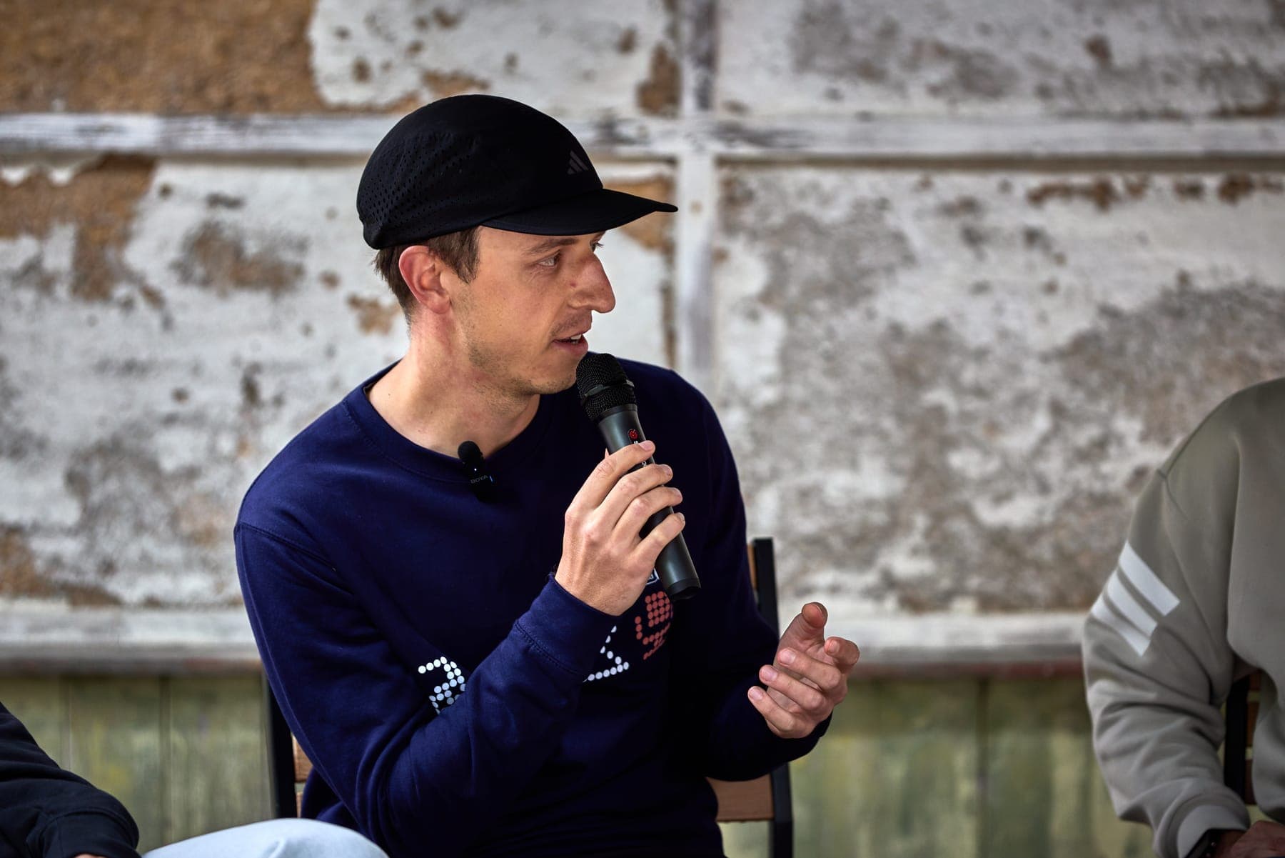 Sam mluví do mikrofonu