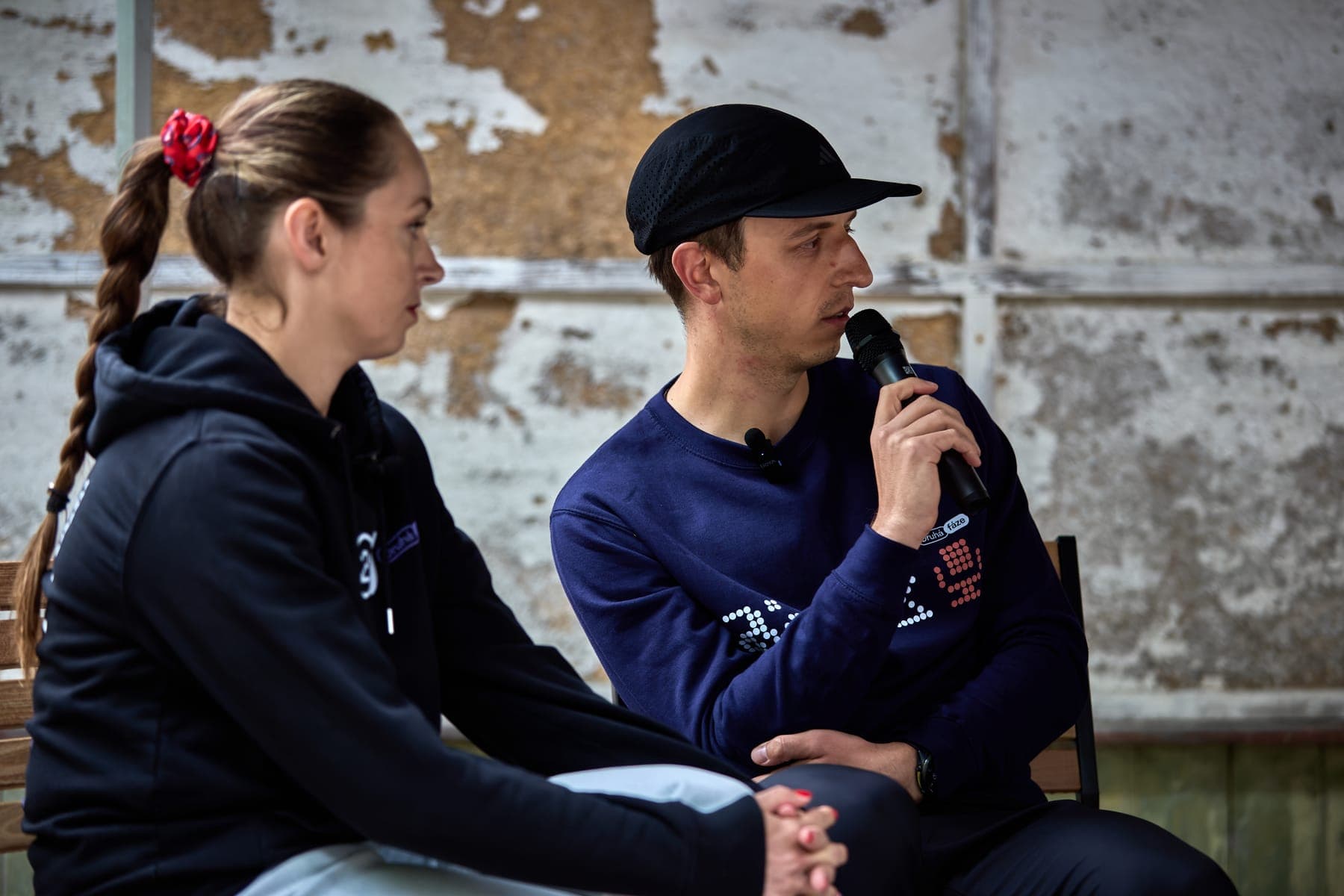 Sam mluví do mikrofonu, Kája poslouchá