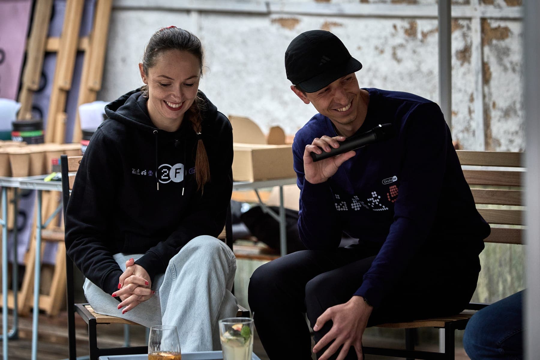 Kája a Sam se smějí, Sam drží mikrofon
