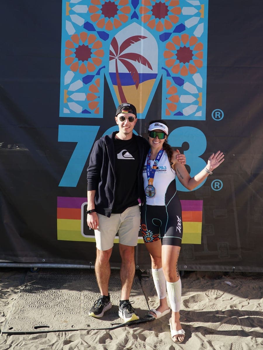 Kája s finišerskou medailí a Sam na mistrovství světa IRONMAN 70.3 v Marbelle